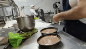 Assemblaggio della crostata sacher