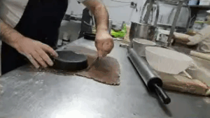 Lavorazione per la crostata sacher